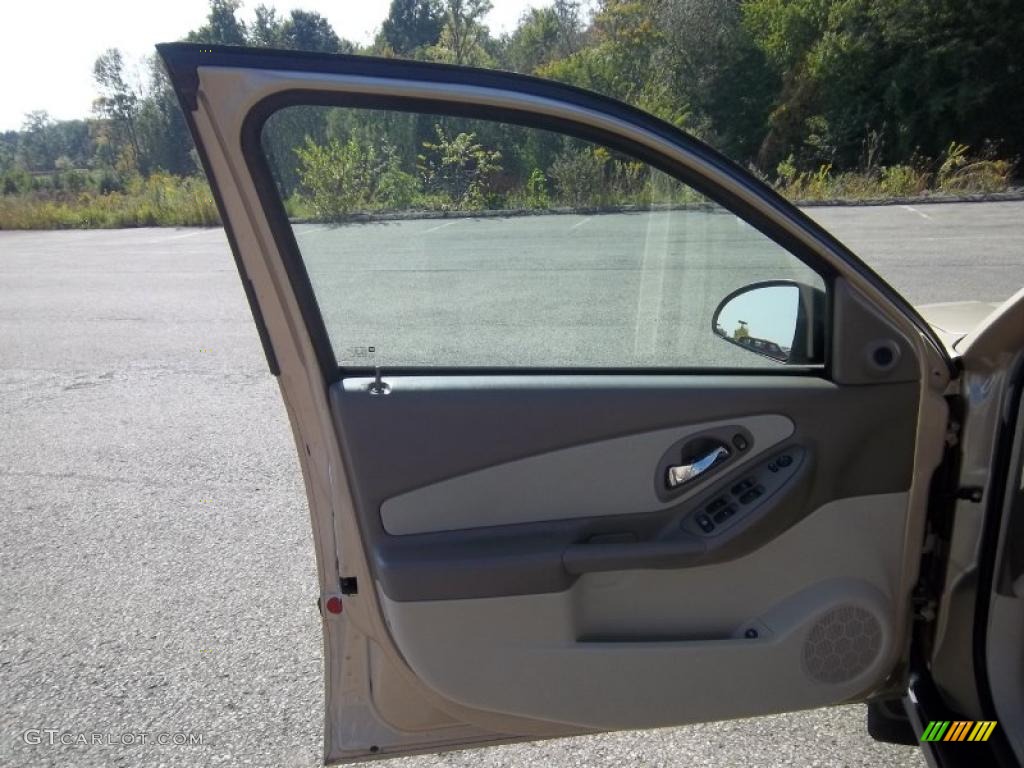 2005 Malibu Sedan - Light Driftwood Metallic / Neutral Beige photo #23