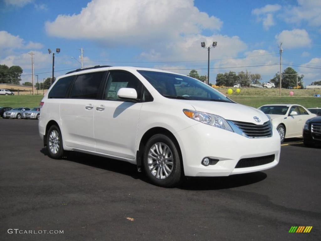 2011 Sienna XLE - Super White / Light Gray photo #7