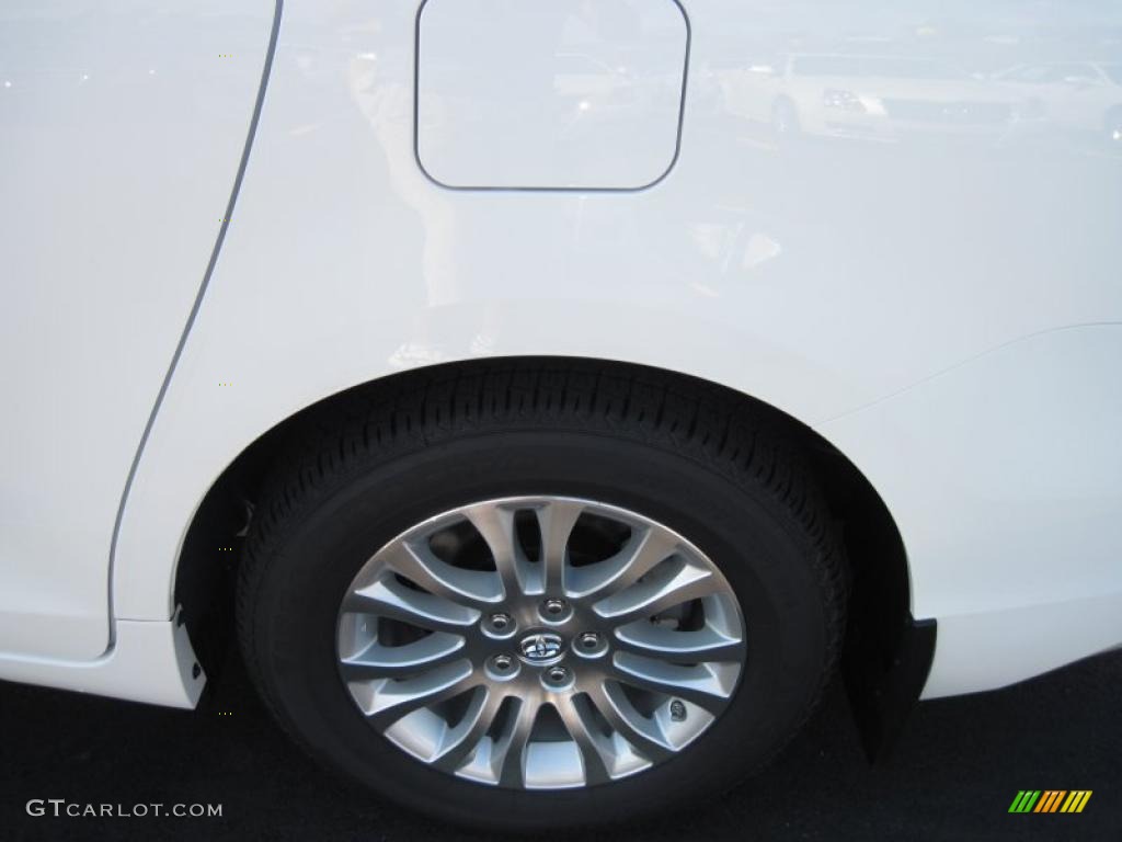 2011 Sienna XLE - Super White / Light Gray photo #10