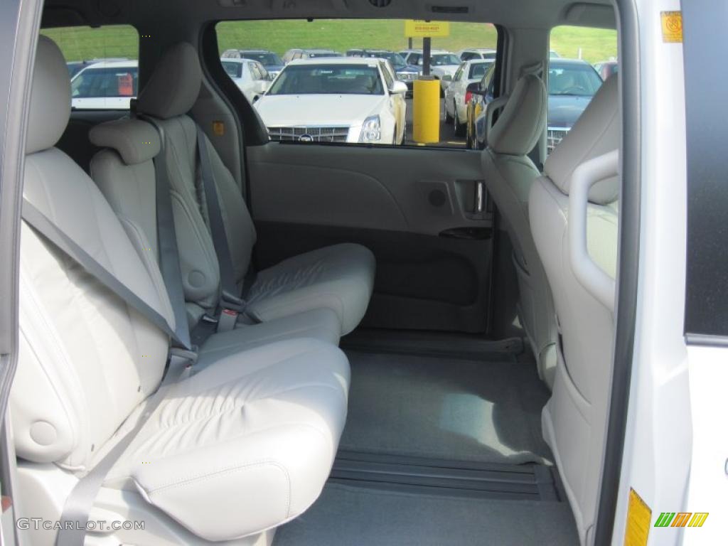 2011 Sienna XLE - Super White / Light Gray photo #16