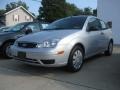 2005 CD Silver Metallic Ford Focus ZX3 S Coupe  photo #2