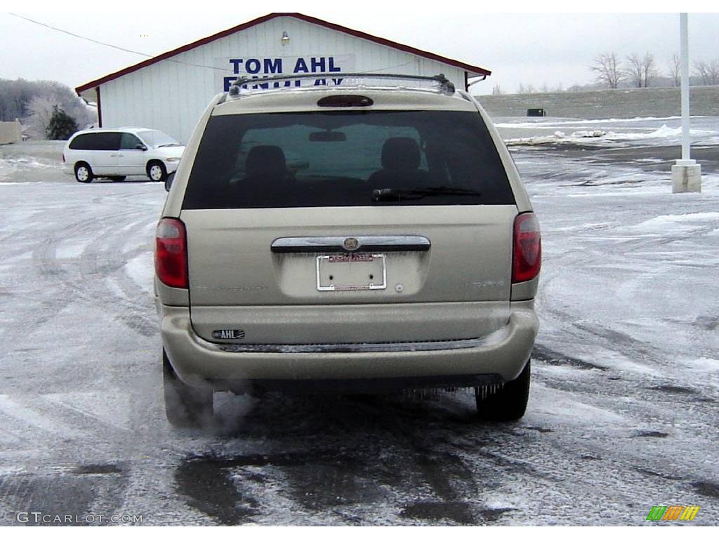 2005 Town & Country Touring - Linen Gold Metallic / Dark Khaki/Light Graystone photo #4