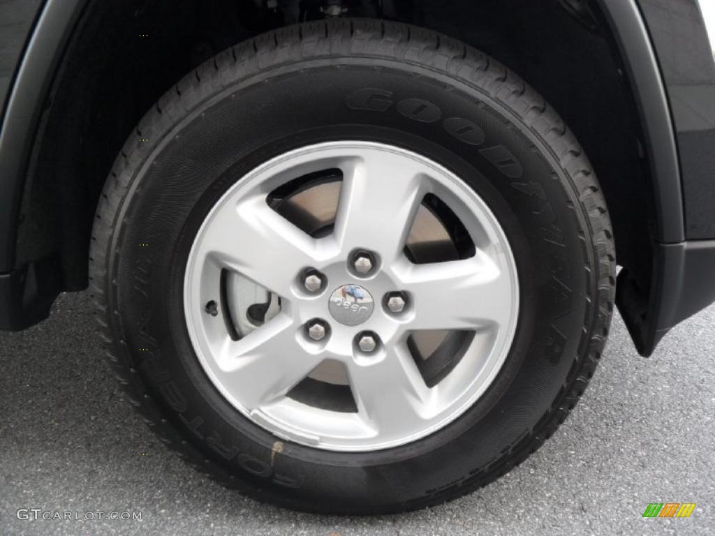 2011 Grand Cherokee Laredo 4x4 - Brilliant Black Crystal Pearl / Dark Graystone/Medium Graystone photo #25