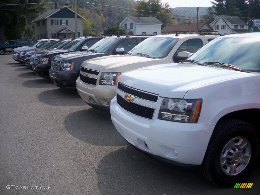 2011 Suburban 2500 LT 4x4 - Summit White / Light Cashmere/Dark Cashmere photo #43