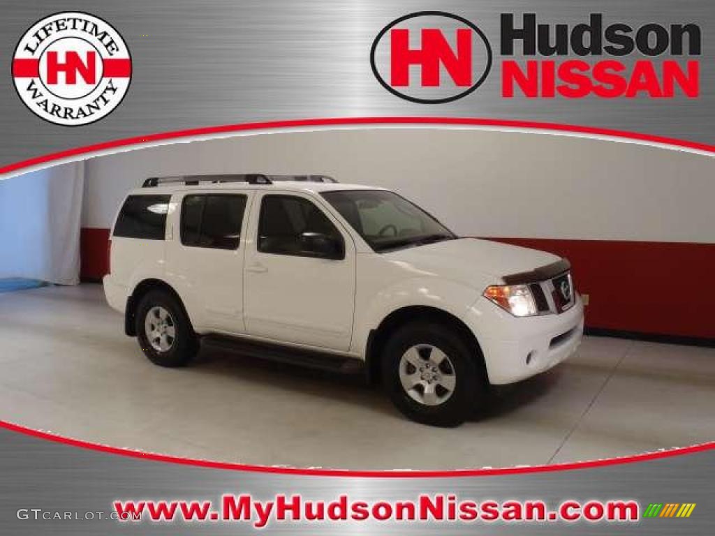 Avalanche White Nissan Pathfinder