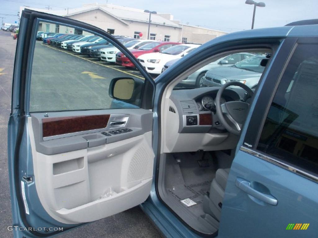 2010 Town & Country Touring - Clearwater Blue Pearl / Medium Slate Gray/Light Shale photo #14
