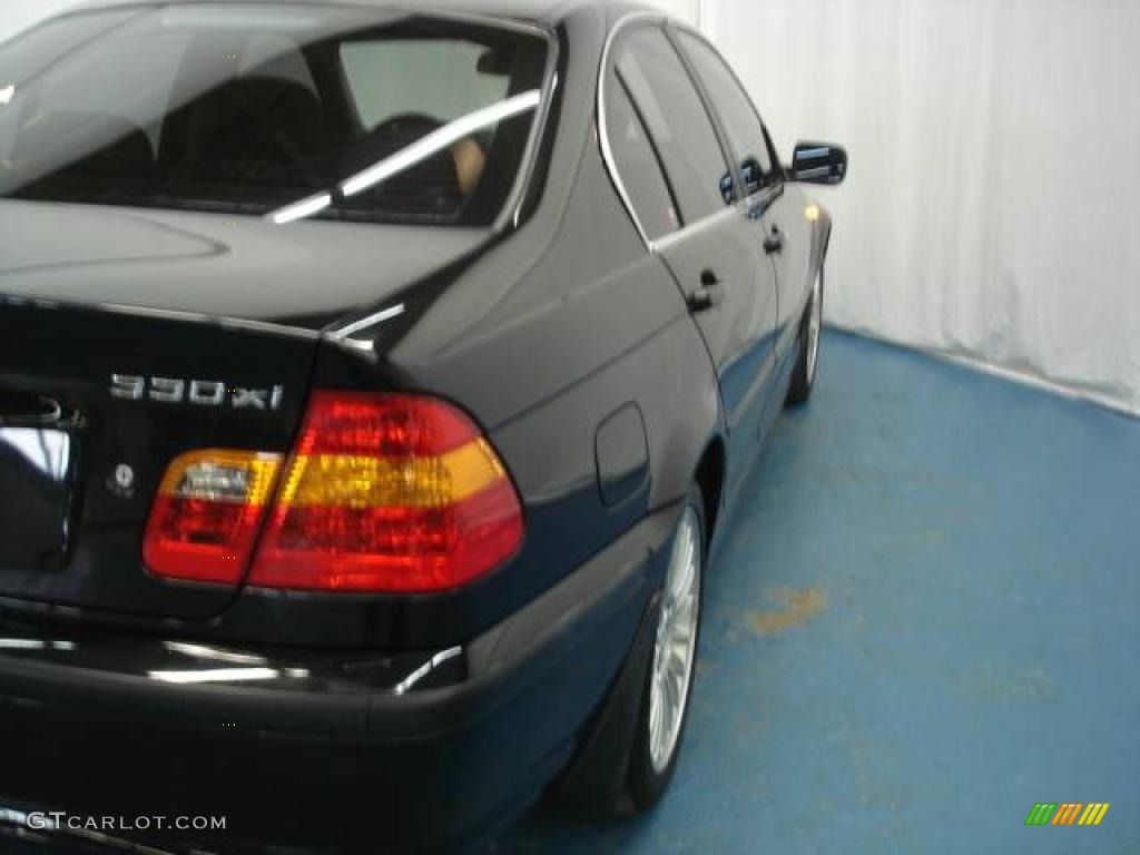 2003 3 Series 330xi Sedan - Black Sapphire Metallic / Black photo #35