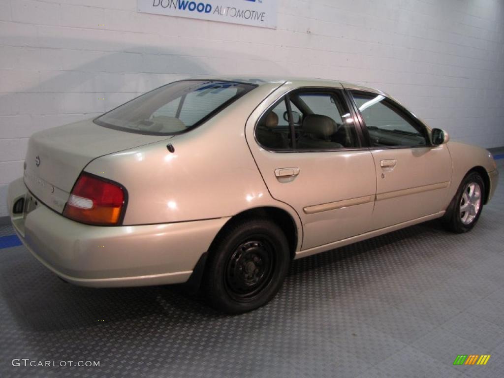 1999 Altima GXE - Champagne Metallic / Blond photo #4