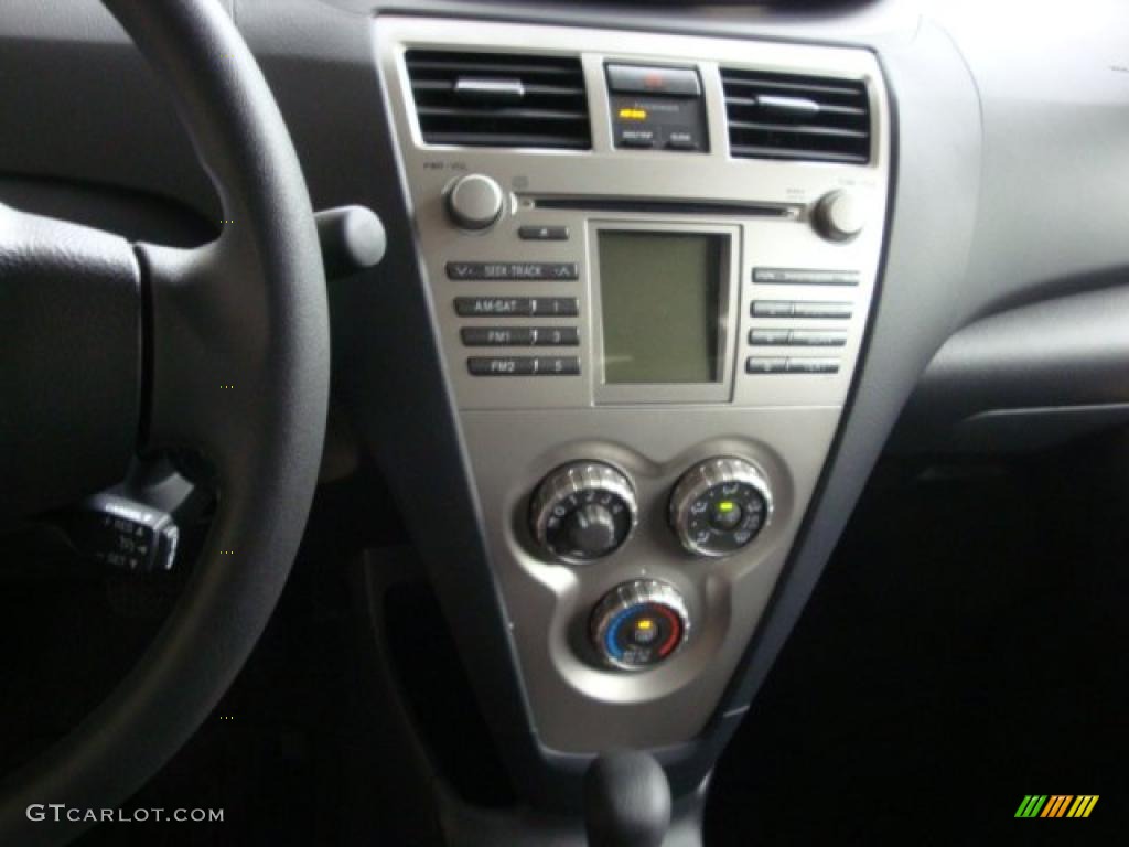 2010 Yaris Sedan - Silver Streak Mica / Dark Charcoal photo #13