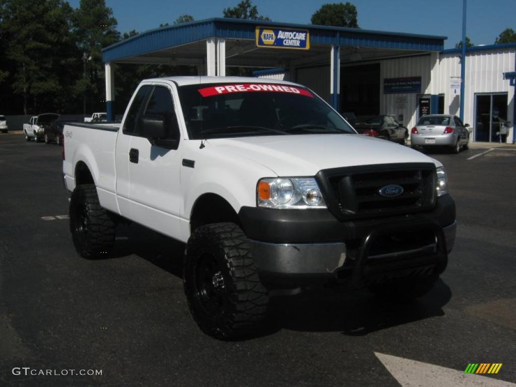 2005 F150 XL Regular Cab 4x4 - Oxford White / Medium Flint Grey photo #7