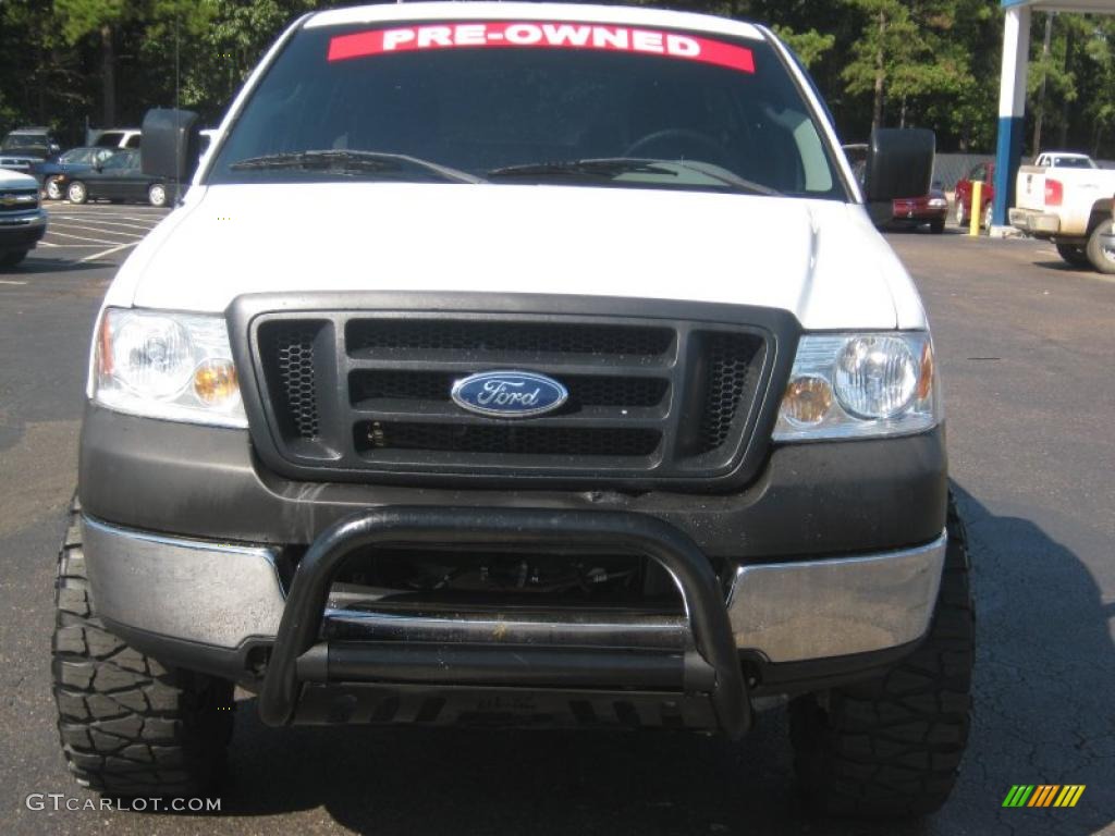 2005 F150 XL Regular Cab 4x4 - Oxford White / Medium Flint Grey photo #8