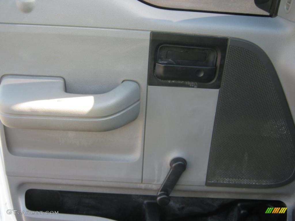 2005 F150 XL Regular Cab 4x4 - Oxford White / Medium Flint Grey photo #16