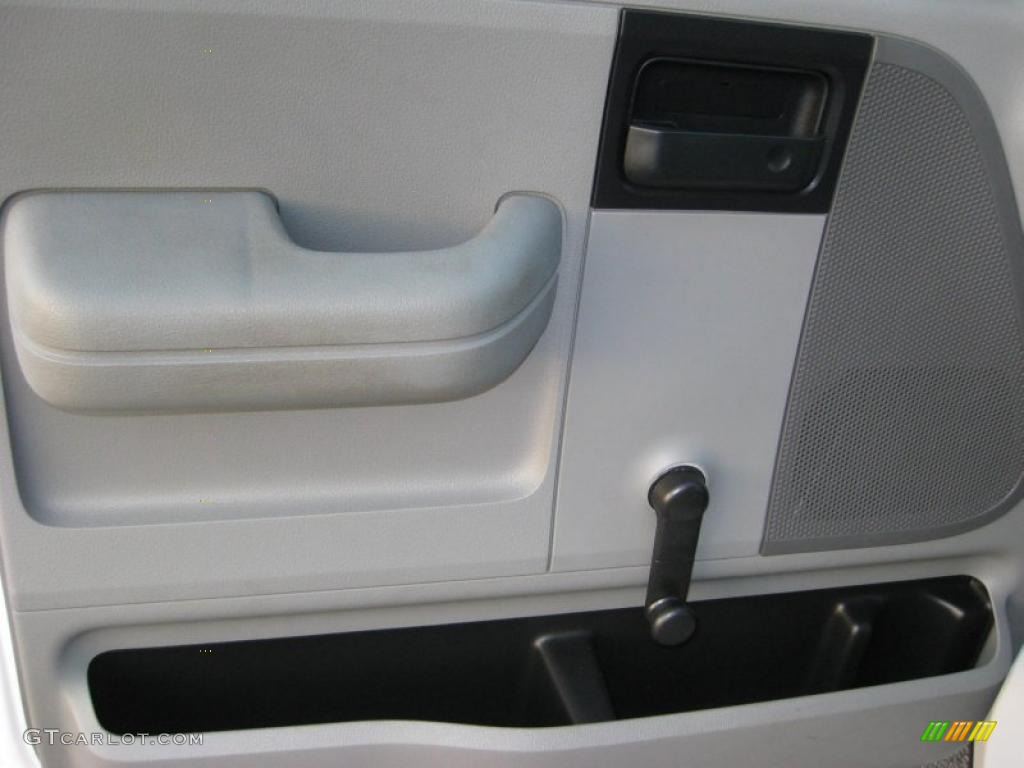 2006 F150 XL Regular Cab - Oxford White / Medium Flint photo #16