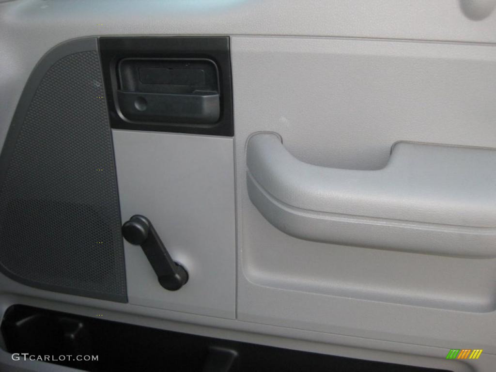 2006 F150 XL Regular Cab - Oxford White / Medium Flint photo #19