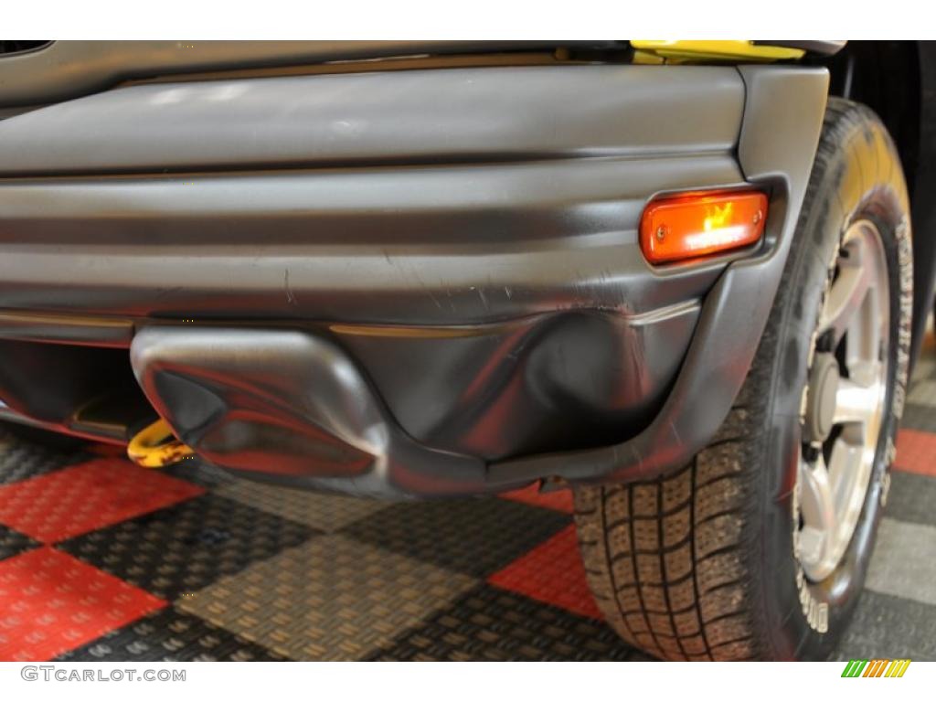 2003 Tracker ZR2 4WD Hard Top - Yellow / Medium Gray photo #19