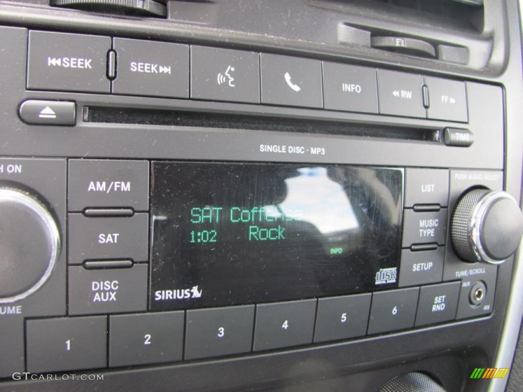 2010 Caliber SXT - Optic Green Metallic / Dark Slate Gray photo #19