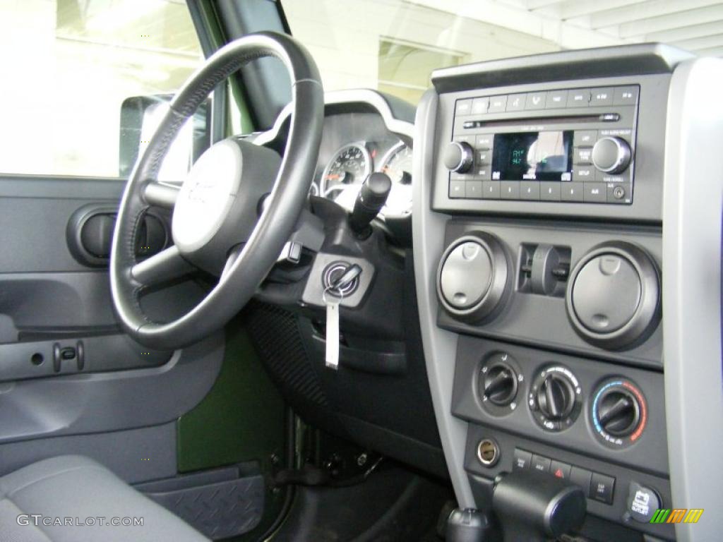 2009 Wrangler Rubicon 4x4 - Jeep Green Metallic / Dark Slate Gray/Medium Slate Gray photo #22