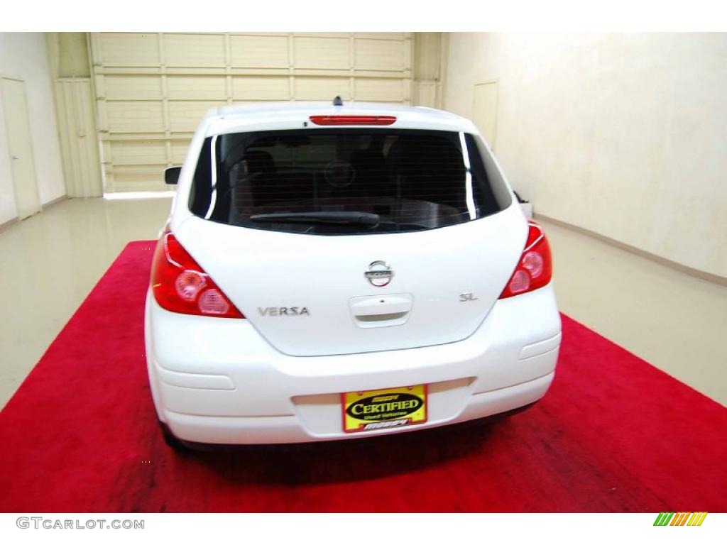 2008 Versa 1.8 SL Hatchback - Fresh Powder White / Beige photo #5