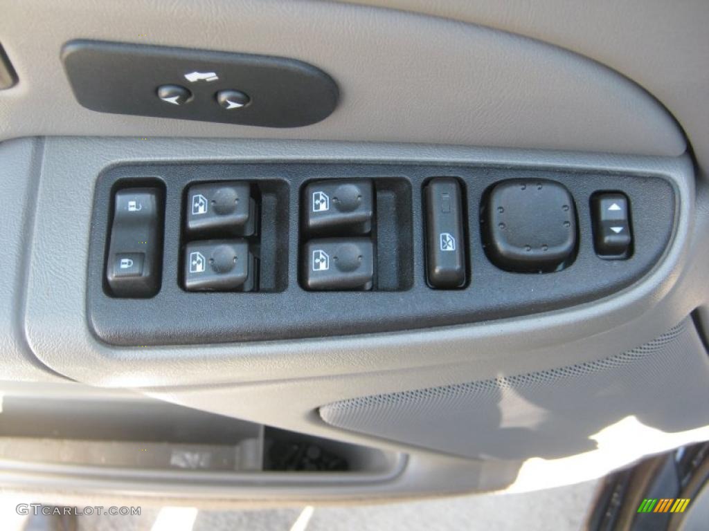 2005 Suburban 1500 LS 4x4 - Black / Gray/Dark Charcoal photo #19