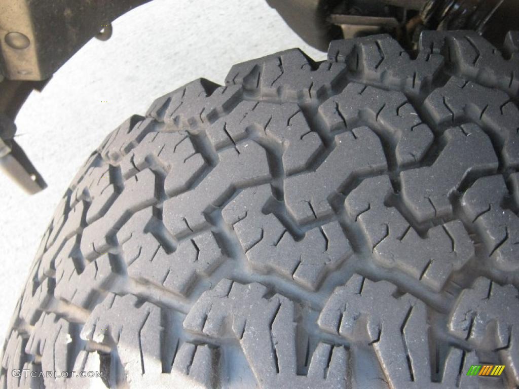 2005 Suburban 1500 LS 4x4 - Black / Gray/Dark Charcoal photo #25