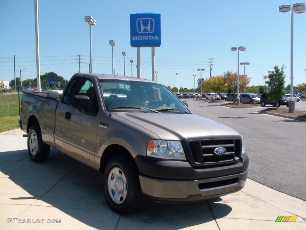 2006 F150 XL Regular Cab - Arizona Beige Metallic / Tan photo #2
