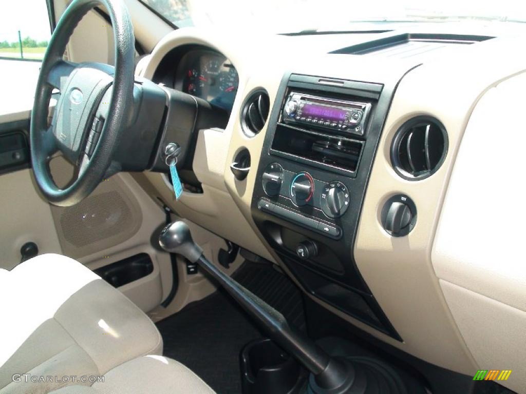 2006 F150 XL Regular Cab - Arizona Beige Metallic / Tan photo #25