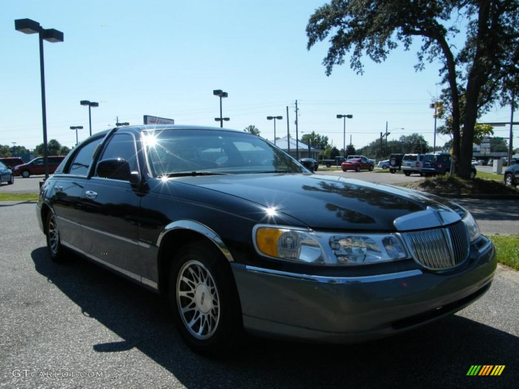 2000 Town Car Congressional Town Sedan - Black / Deep Charcoal photo #7