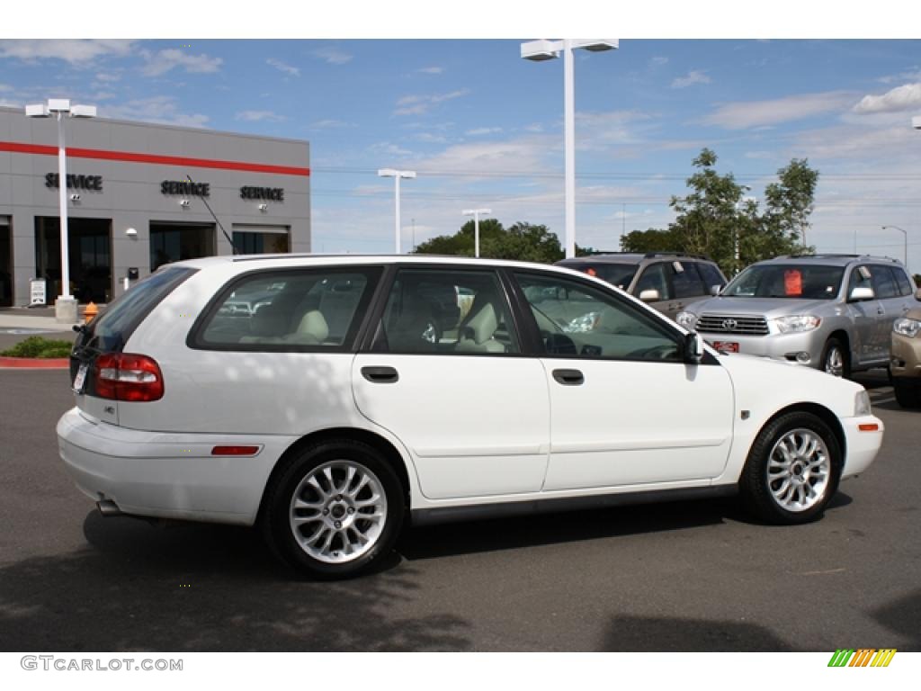 2004 V40  - White / Taupe/Light Taupe photo #2