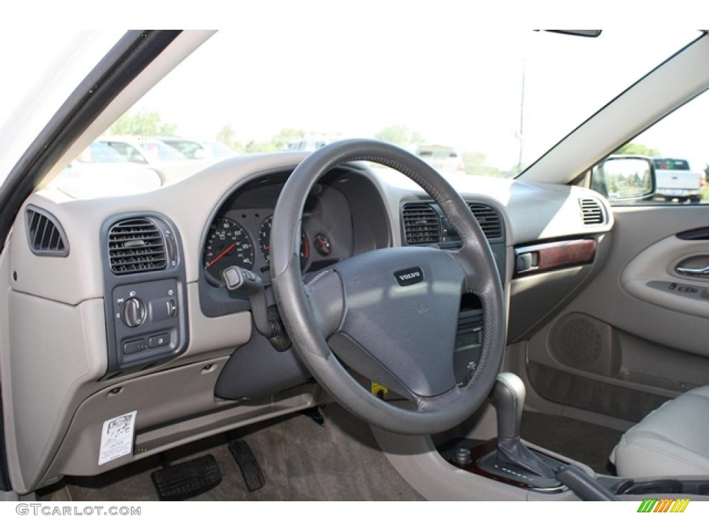 2004 V40  - White / Taupe/Light Taupe photo #15