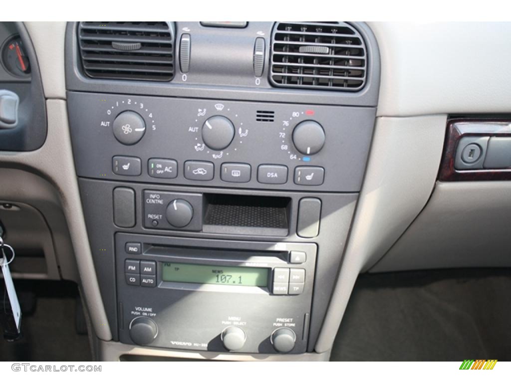2004 V40  - White / Taupe/Light Taupe photo #17