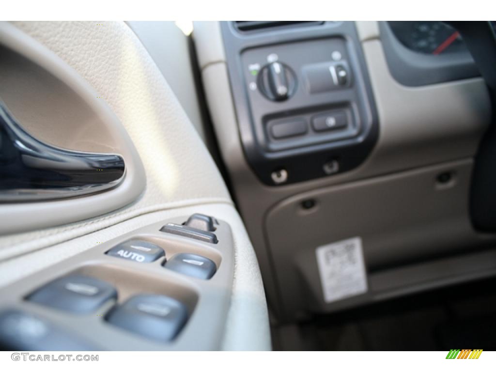 2004 V40  - White / Taupe/Light Taupe photo #24