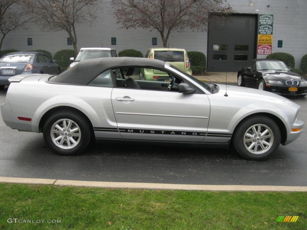 2007 Mustang V6 Deluxe Convertible - Tungsten Grey Metallic / Light Graphite photo #18