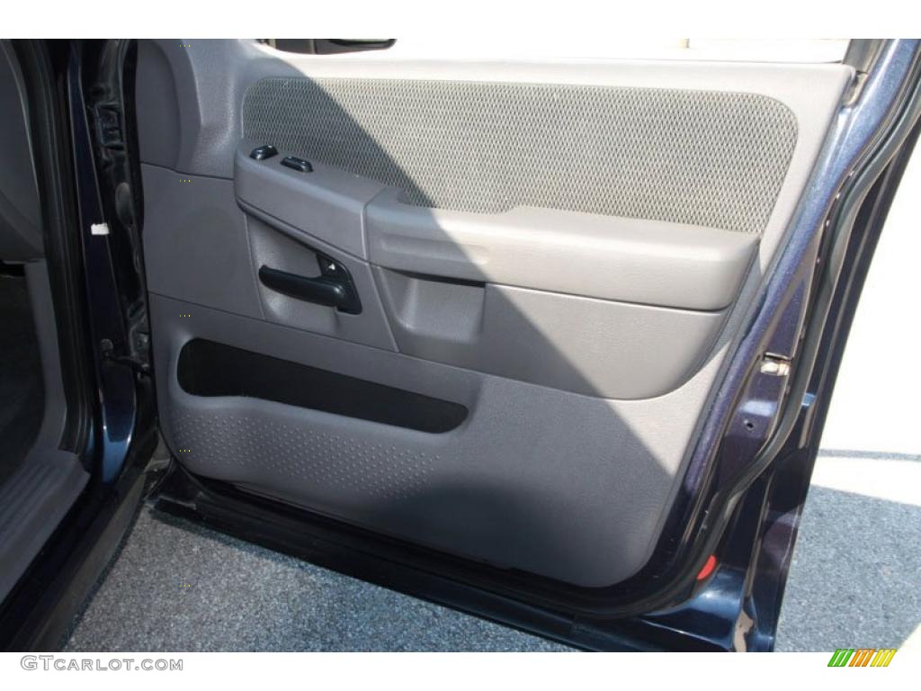 2002 Explorer XLT - Black Clearcoat / Graphite photo #28