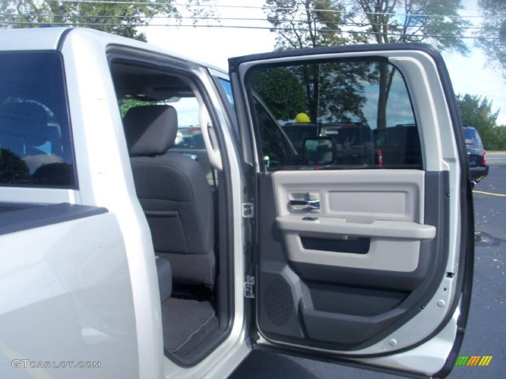 2010 Ram 1500 Big Horn Crew Cab 4x4 - Light Graystone Pearl / Dark Slate/Medium Graystone photo #19