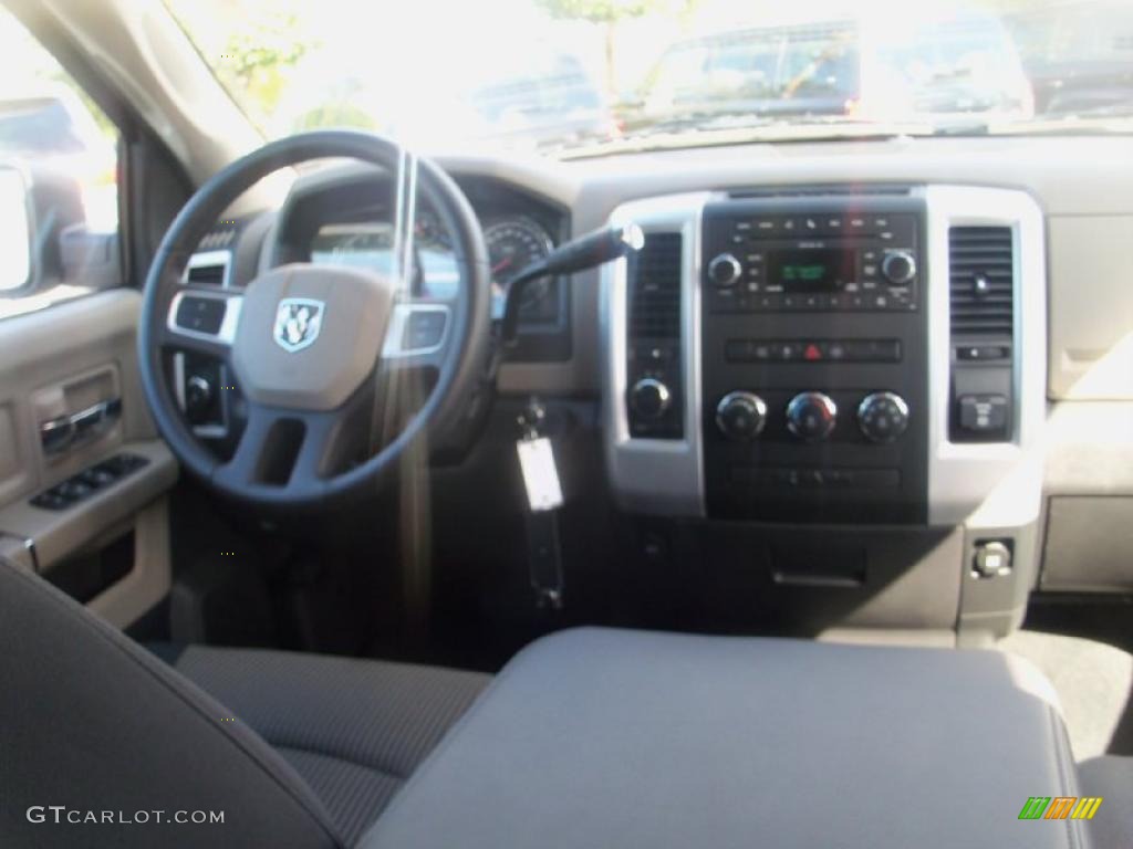 2010 Ram 1500 Big Horn Crew Cab 4x4 - Light Graystone Pearl / Dark Slate/Medium Graystone photo #23