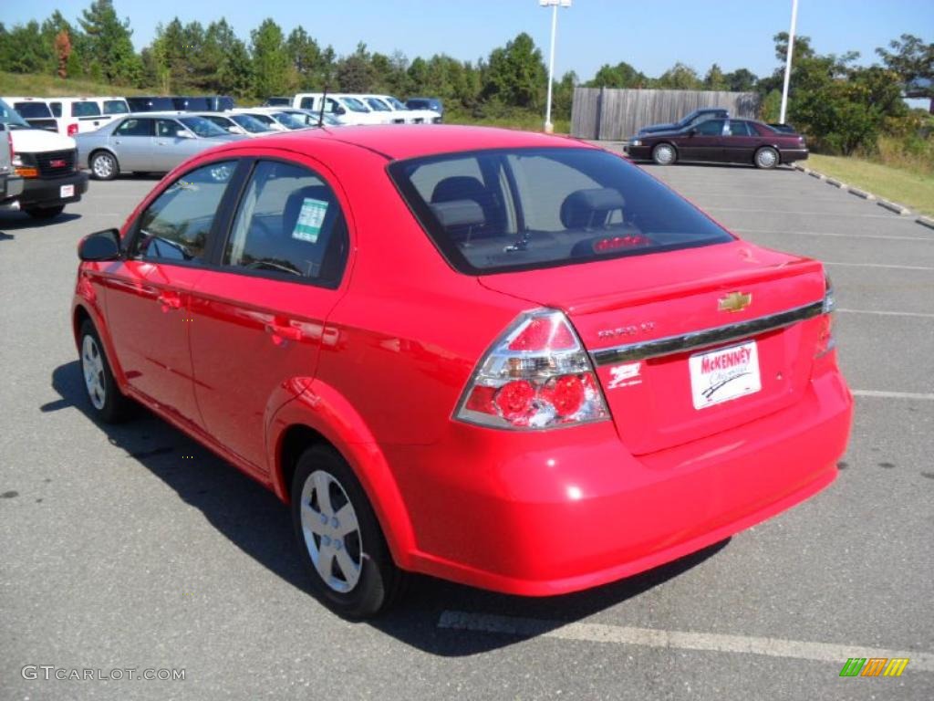 2010 Aveo LT Sedan - Victory Red / Charcoal photo #2
