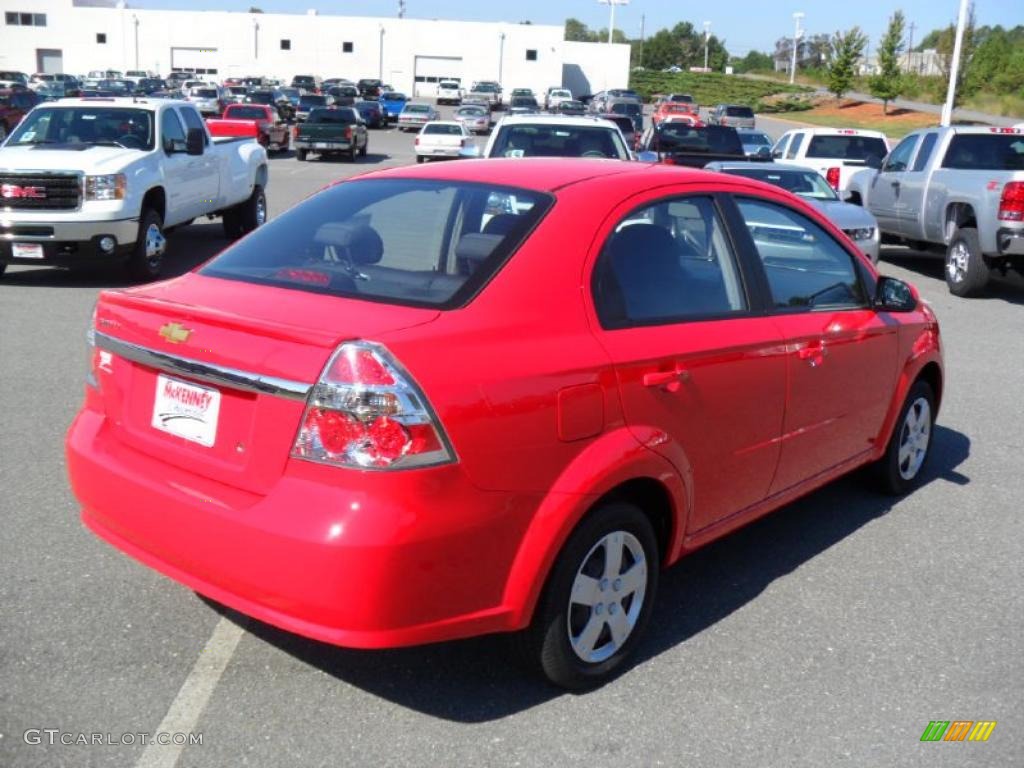 2010 Aveo LT Sedan - Victory Red / Charcoal photo #4