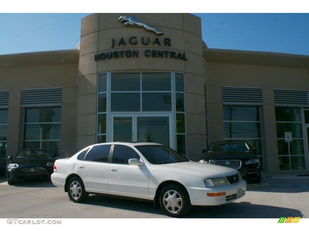 1996 Avalon XLS - Super White / Beige photo #1