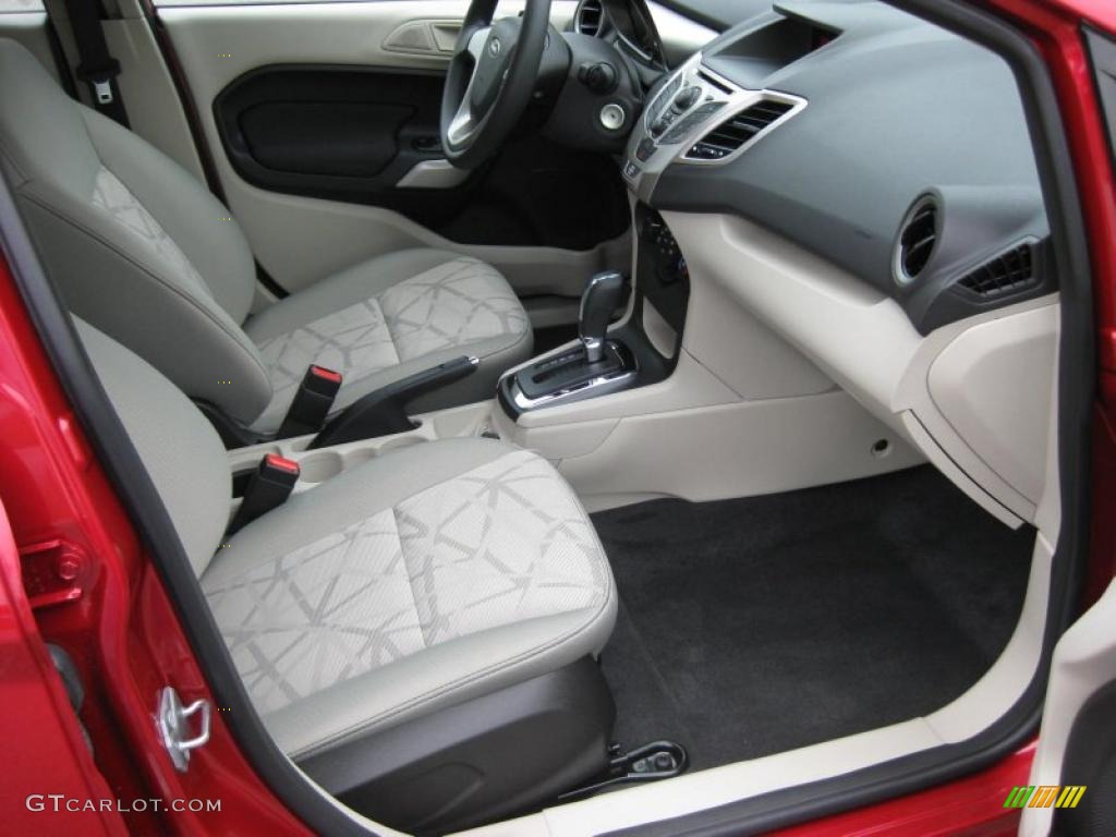 Light Stone/Charcoal Black Cloth Interior 2011 Ford Fiesta SE Sedan Photo #37535268