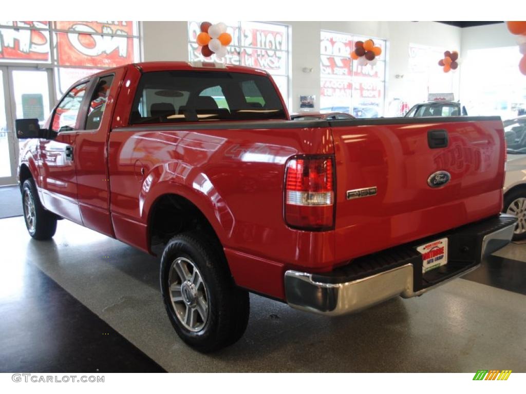2005 F150 XLT SuperCab 4x4 - Bright Red / Medium Flint Grey photo #4