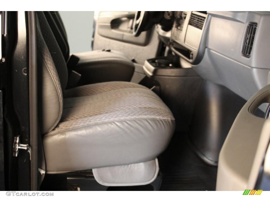 2005 Express 1500 AWD Cargo Van - Black / Medium Dark Pewter photo #6