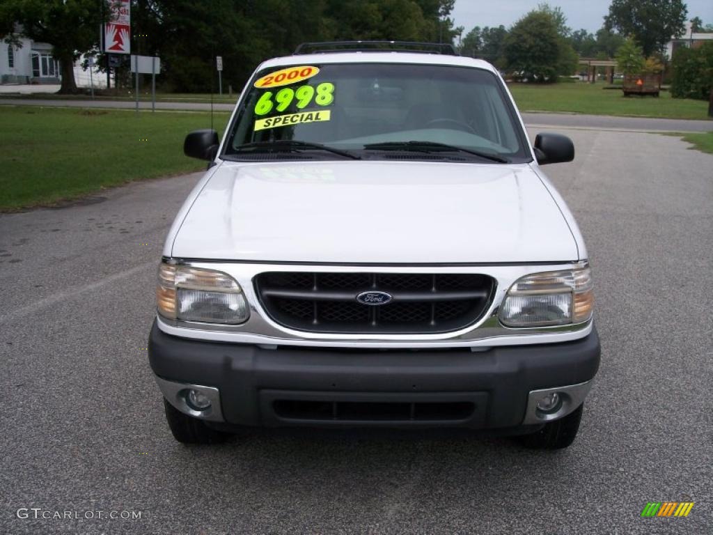 2000 Explorer XLT 4x4 - Oxford White / Medium Graphite photo #2