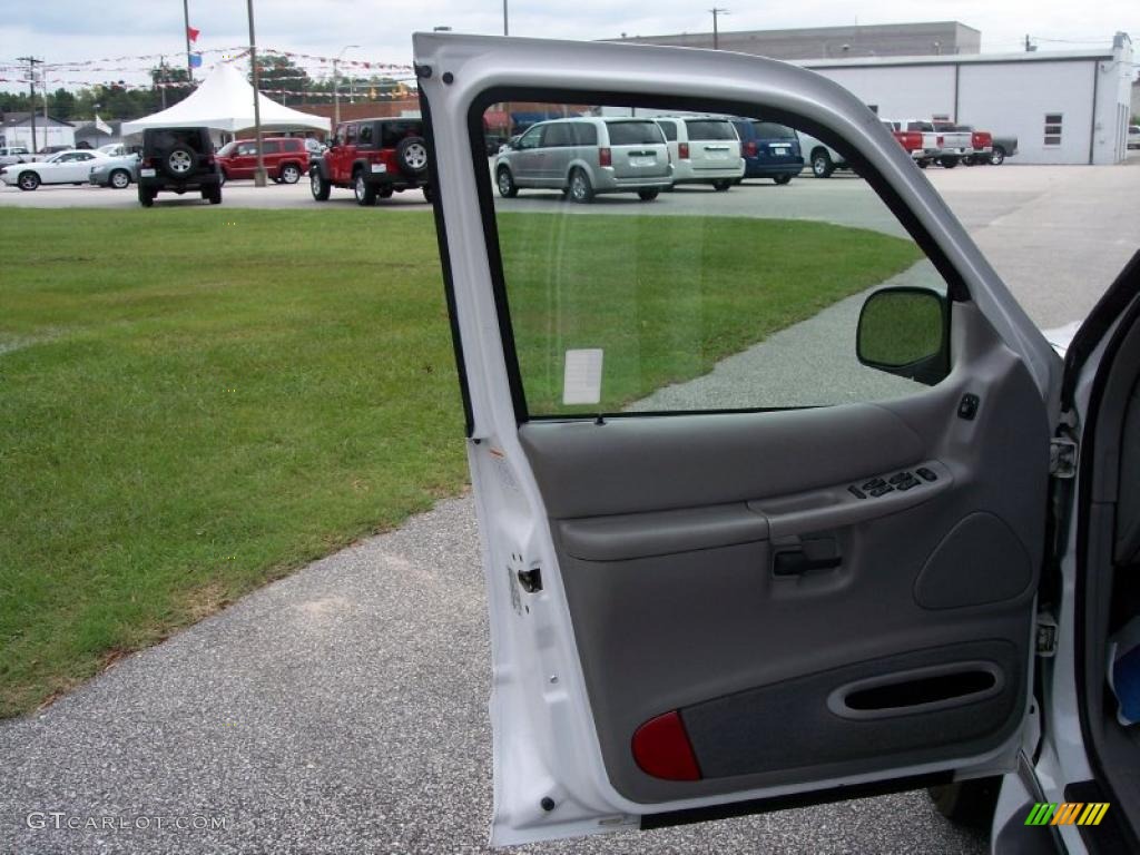 2000 Explorer XLT 4x4 - Oxford White / Medium Graphite photo #19