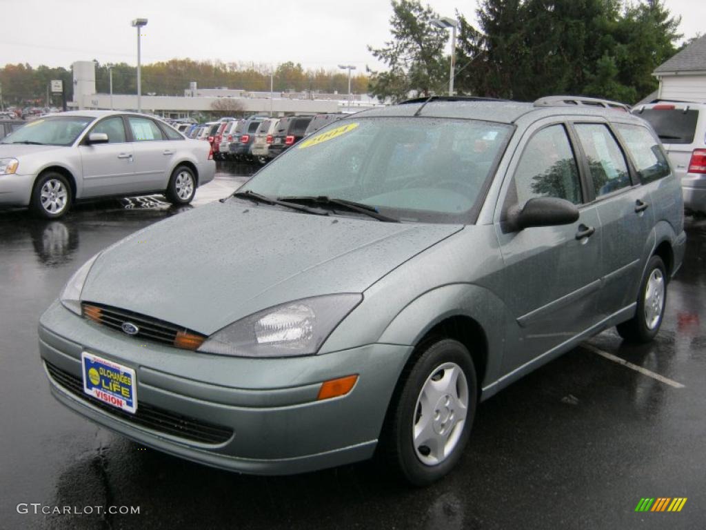 2004 Focus SE Wagon - Light Tundra Metallic / Medium Graphite photo #1