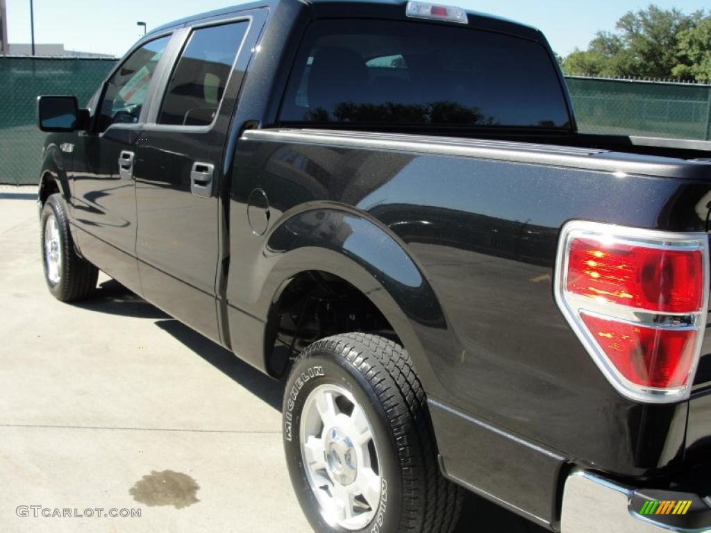 2010 F150 XLT SuperCrew - Tuxedo Black / Medium Stone photo #5