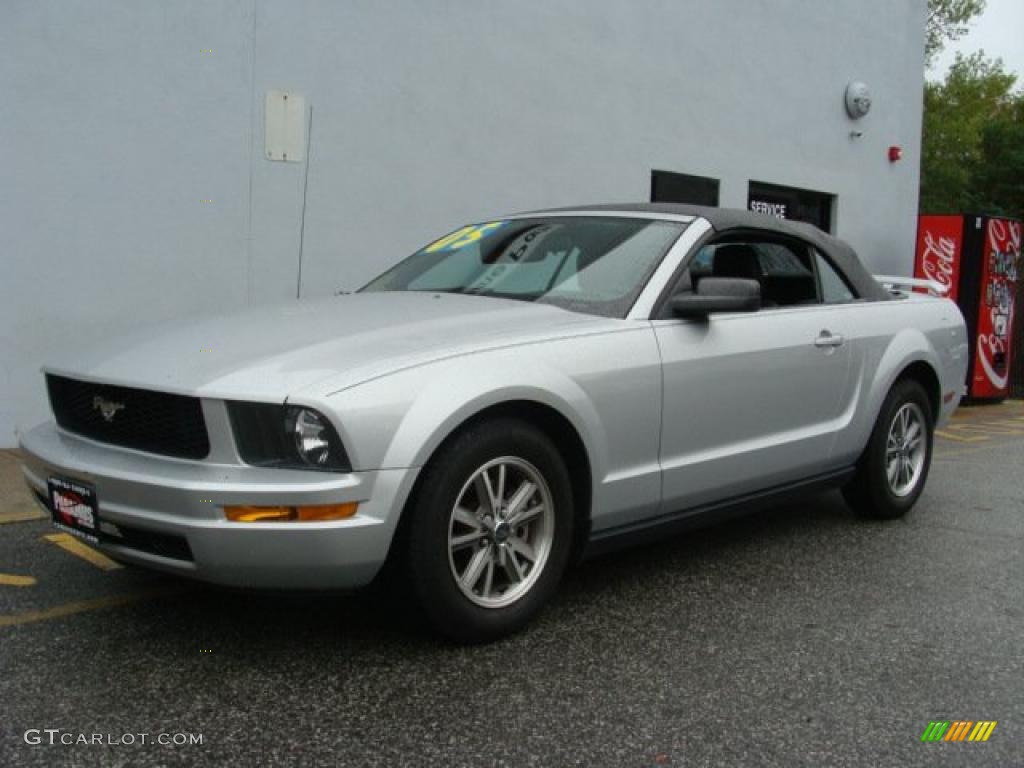 2005 Mustang V6 Premium Convertible - Satin Silver Metallic / Dark Charcoal photo #2