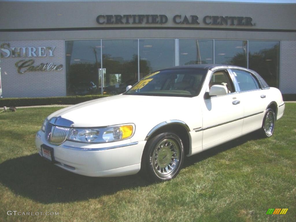2002 Town Car Cartier - White Pearlescent Metallic / Light Parchment photo #1