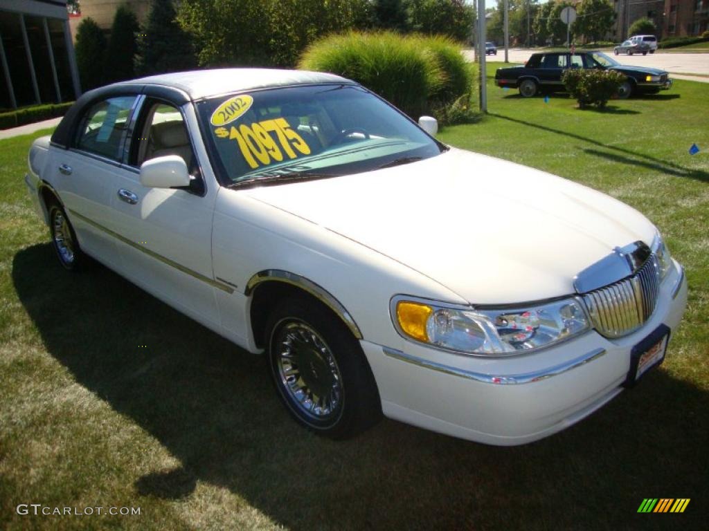 2002 Town Car Cartier - White Pearlescent Metallic / Light Parchment photo #3