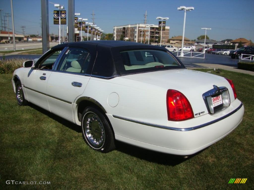 2002 Town Car Cartier - White Pearlescent Metallic / Light Parchment photo #6