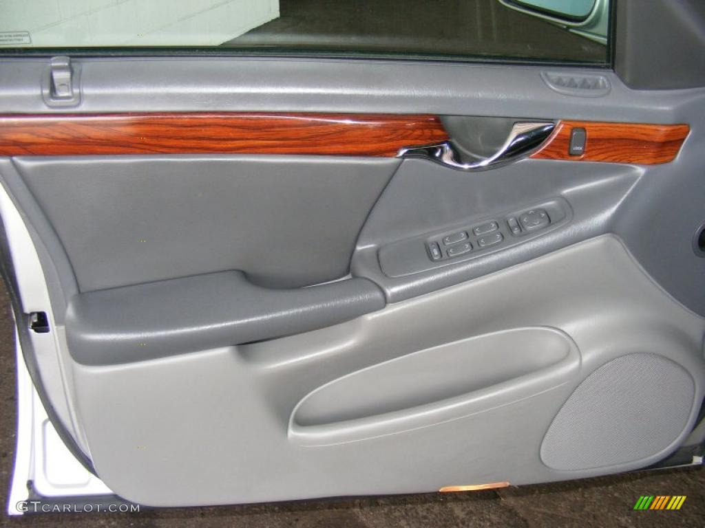 2004 DeVille Sedan - Light Platinum / Dark Gray photo #31
